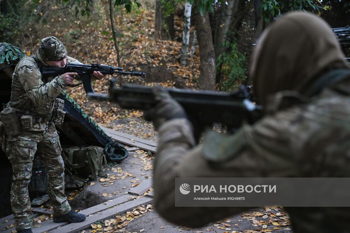 TheGreyPatriot_'s tweet photo. 🇷🇺 Today's training of troops from 83rd Separate Air Assault Brigade from Group of Forces "Sever" in Sumy Oblast.
Many AK-12Ks spotted.
Part 3 of 4
#Russia #Russian #Russians #Today #SVO #RIA #Military #Army #Training #Tactical #Paratroopers #Airborne #AK12K #Multicam https://t.co/uGxMjesQbJ