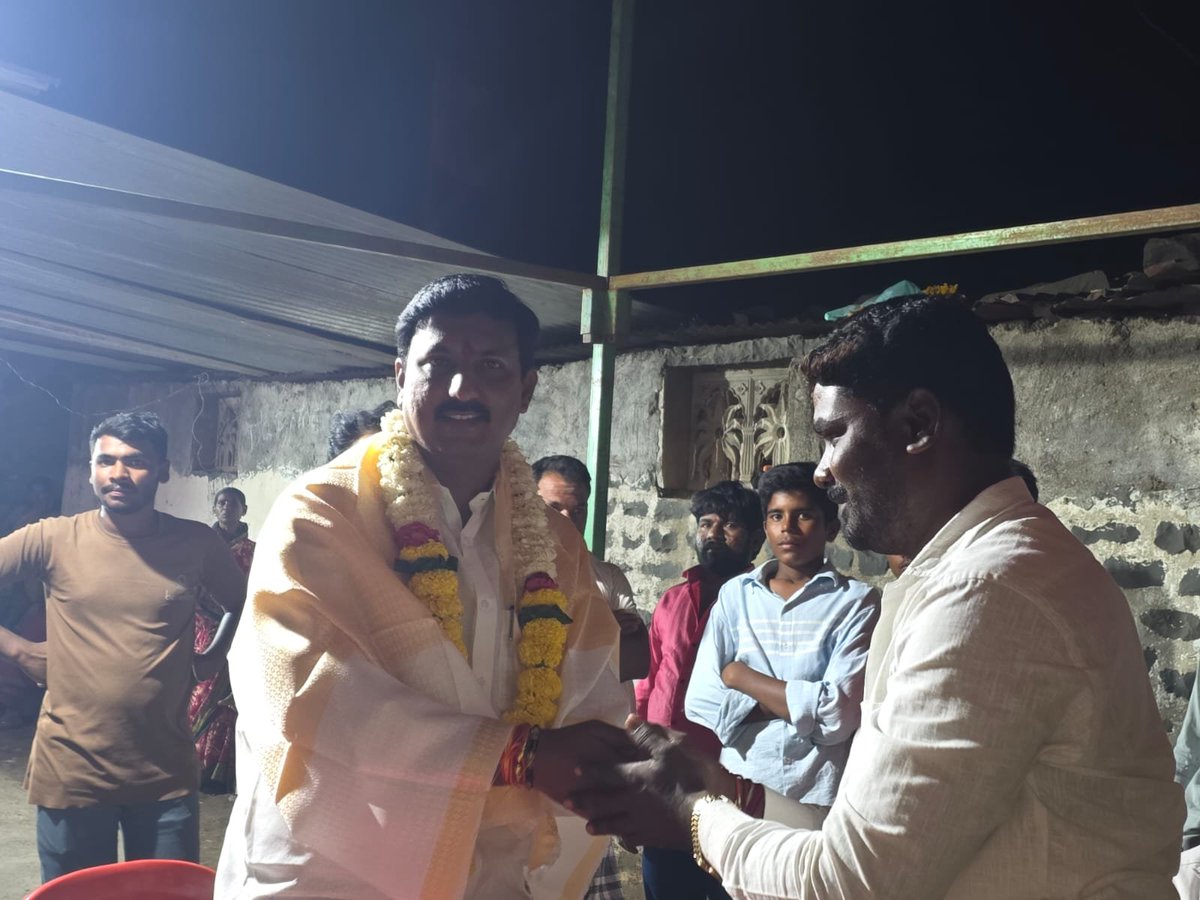 harshaguttedar7's tweet photo. ಇಂದು ಆಳಂದ ತಾಲ್ಲೂಕಿನ ಜವಳಿ ಡಿ ಗ್ರಾಮದಲ್ಲಿ ಪ್ರತಿಷ್ಠಾಪಿಸಲಾಗಿರುವ ಶ್ರೀ ಗಣಪತಿ ಮೂರ್ತಿ ದರ್ಶನ ಪಡೆದು, ವಿಶೇಷ ಪೂಜೆ ಸಲ್ಲಿಸಿ, ಗ್ರಾಮಸ್ಥರೊಂದಿಗೆ ಕೆಲಕಾಲ ಆತ್ಮೀಯವಾಗಿ ಕಳೆದೆ.

ವಿಘ್ನ ವಿನಾಶಕ ಶ್ರೀ ಗಣೇಶನು ಎಲ್ಲರಿಗೂ ಸುಖ, ಶಾಂತಿ, ಸಮೃದ್ಧಿ ಹಾಗೂ ಆರೋಗ್ಯ ಕರುಣಿಸಲಿ ಎಂದು ಪ್ರಾರ್ಥಿಸಿದೆ.

#Aland https://t.co/oICWGDIu7h
