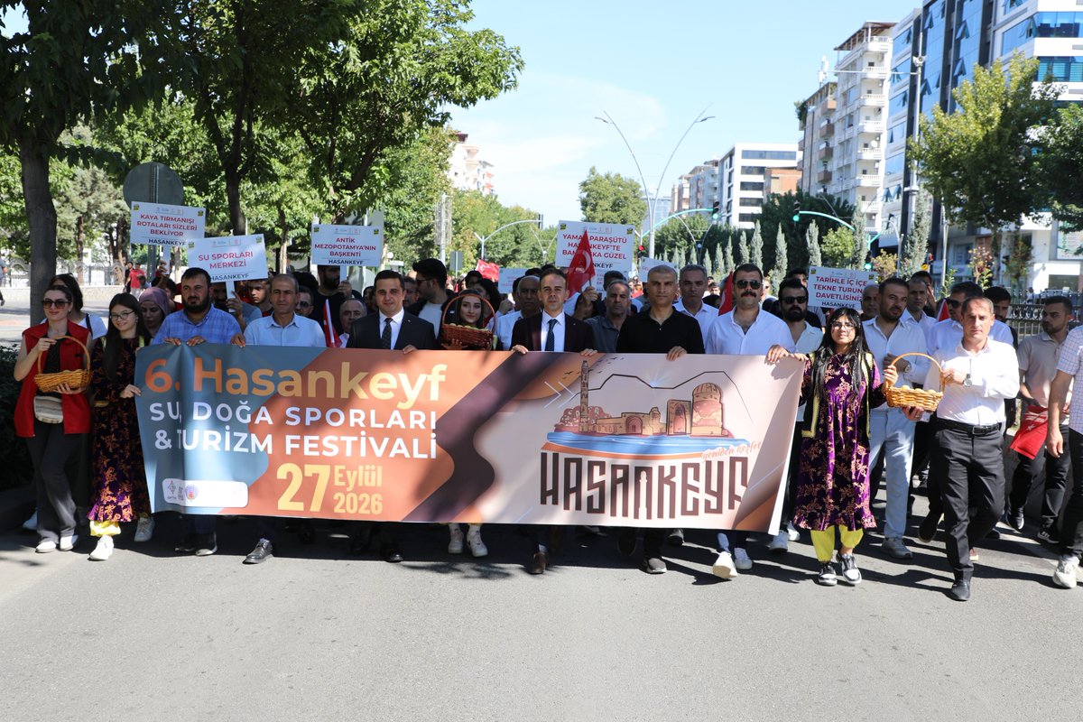 Hasankeyf_K's tweet photo. 📍 Festivaller Şehri Batman Kortej Yürüyüşüyle Başladı 🎉

Valimiz Sayın Ekrem Canalp'ın öncülüğünde, “Festivaller Şehri Batman” temasıyla ilimiz genelinde düzenlenecek festivallerin coşkusu, bugün gerçekleştirdiğimiz kortej yürüyüşüyle başladı.

Batman Park AVM önünden başlayıp Atatürk Parkı’nda sona eren coşkulu yürüyüşte, Hasankeyf Kaymakamlığı olarak ilçemizi temsilen yerimizi aldık. Hemşehrilerimizle birlikte festival heyecanını paylaştık.

Bu coşkunun en özel duraklarından biri Hasankeyf olacak!

*🎉 Geleneksel Hasankeyf Su, Doğa Sporları ve Turizm Festivali 🎤⛰️🌊*
*📅 27 Eylül Pazar*
*📍 Hasankeyf Limanı Festival Alanı*
*🚍 Batman Merkez'den Ücretsiz Ulaşım (12.00 / 13.00 / 14.00)*

Su sporları gösterileri, sahne şovları, DJ performansı ve KOLPA açık hava konseri ile dolu dolu bir gün için tüm halkımız festivalimize davetlidir.

*Festivaller Şehri Batman’da coşku Hasankeyf’ten yükseliyor!*

#Batman #Hasankeyf #HasankeyfFestivali #FestivallerŞehriBatman