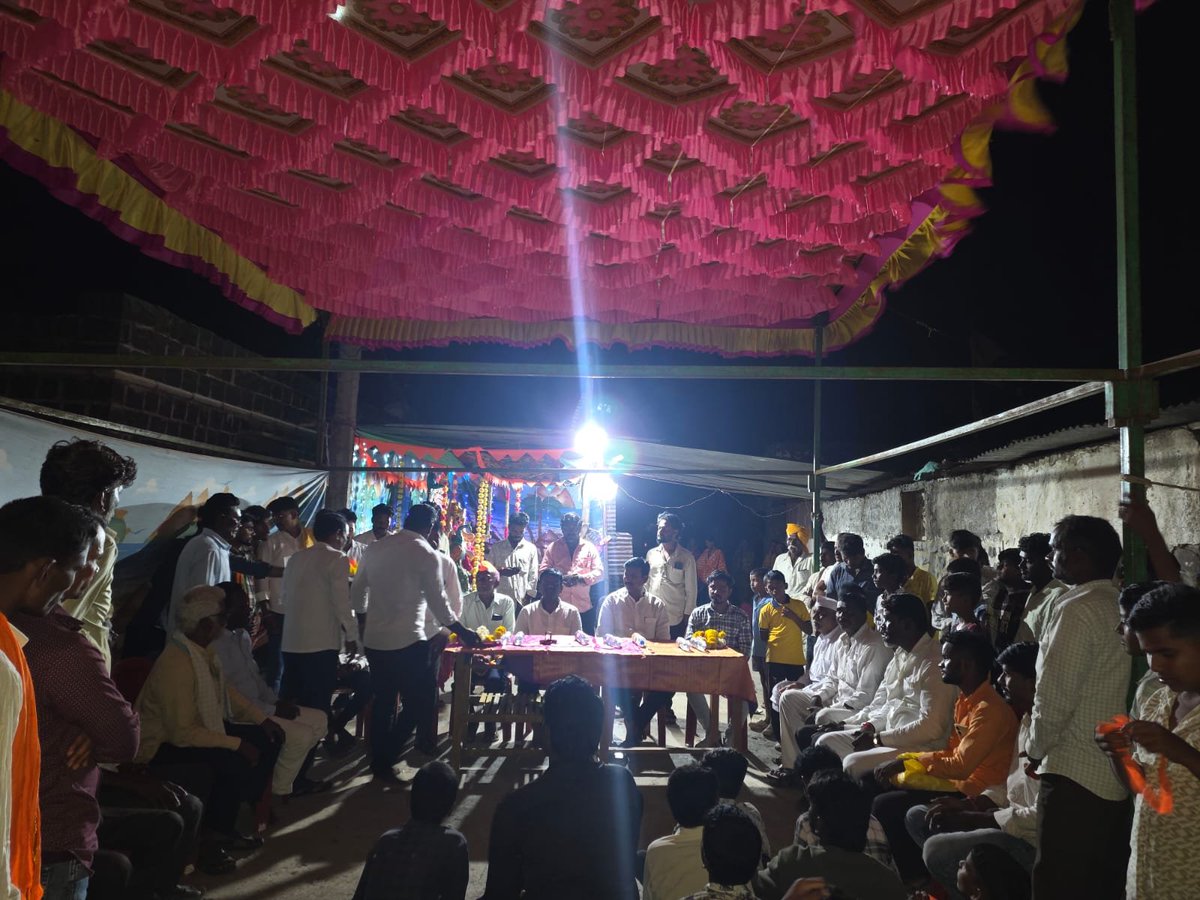 harshaguttedar7's tweet photo. ಇಂದು ಆಳಂದ ತಾಲ್ಲೂಕಿನ ಜವಳಿ ಡಿ ಗ್ರಾಮದಲ್ಲಿ ಪ್ರತಿಷ್ಠಾಪಿಸಲಾಗಿರುವ ಶ್ರೀ ಗಣಪತಿ ಮೂರ್ತಿ ದರ್ಶನ ಪಡೆದು, ವಿಶೇಷ ಪೂಜೆ ಸಲ್ಲಿಸಿ, ಗ್ರಾಮಸ್ಥರೊಂದಿಗೆ ಕೆಲಕಾಲ ಆತ್ಮೀಯವಾಗಿ ಕಳೆದೆ.

ವಿಘ್ನ ವಿನಾಶಕ ಶ್ರೀ ಗಣೇಶನು ಎಲ್ಲರಿಗೂ ಸುಖ, ಶಾಂತಿ, ಸಮೃದ್ಧಿ ಹಾಗೂ ಆರೋಗ್ಯ ಕರುಣಿಸಲಿ ಎಂದು ಪ್ರಾರ್ಥಿಸಿದೆ.

#Aland https://t.co/oICWGDIu7h