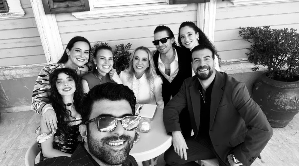 TvDunyasii's tweet photo. #EnginAkyürek’li #EnfesBirAkşam ekibi bir arada 💥 https://t.co/mDWd4jkcwx