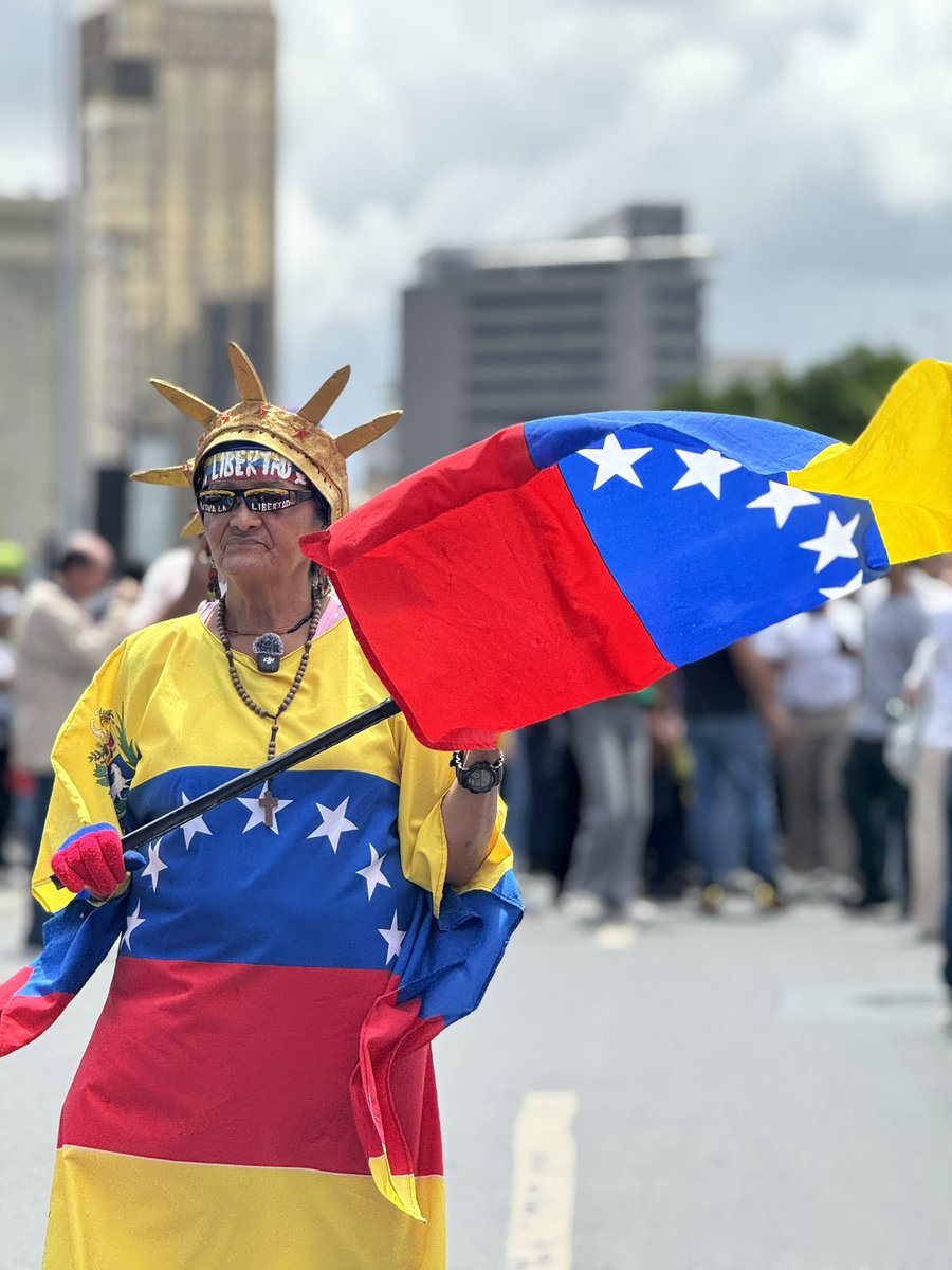 MaryanisB's tweet photo. No importa el escenario siempre estarán estas reinas exigiendo libertad https://t.co/5AuJ2AMWEu