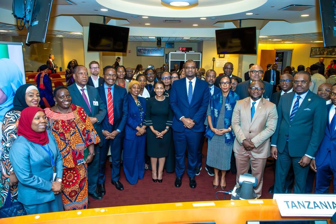 _zack255's tweet photo. RAIS SAMIA AONGOZA DHAMIRA YA AFRIKA KUTOKOMEZA VIFO VYA MAMA NA MTOTO. 
 
Rais wa Jamhuri ya Muungano wa Tanzania, Dkt. Samia Suluhu Hassan, amepongezwa kwa uongozi wake mahiri katika kusukuma mbele ajenda ya Afrika ya kutokomeza vifo vinavyoweza kuzuilika vya mama na mtoto, huku bara hilo likikabiliwa na karibu asilimia 70 ya vifo vya akina mama duniani na takribani theluthi mbili ya vifo vya watoto walio chini ya miaka mitano.
 
Akiwa Kinara wa Umoja wa Afrika katika Afya ya Mama na Mtoto, Rais Samia anaongoza ajenda ya “Malengo Matatu ya Sifuri” (Three Zeros) inayolenga kufikia sifuri ya kujifungulia nyumbani, sifuri ya vifo vinavyoweza kuzuilika vya mama na mtoto mchanga, pamoja na sifuri ya watoto wasiopata chanjo.
 
Ajenda hiyo imepewa msukumo katika Mkutano wa Ngazi ya Juu wa Wakuu wa Nchi kuhusu Afya ya Mama, Mtoto Mchanga na Mtoto, iliofanyika pembezoni mwa Mkutano wa 81 wa Baraza Kuu la Umoja wa Mataifa (UNGA81), ukiwakutanisha Wakuu wa Nchi na Serikali, viongozi wa taasisi za Umoja wa Afrika, mashirika ya kimataifa ya afya na washirika wa maendeleo.
 
Akiwasilisha ujumbe wa Rais Samia katika mkutano huo, Makamu wa Rais wa Jamhuri ya Muungano wa Tanzania, Mhe. Deogratius Ndejembi, amesema ukubwa wa changamoto unahitaji Afrika kutoka kwenye ahadi na kuelekea katika hatua madhubuti zinazoweza kupimwa kwa maisha ya wanawake na watoto yanayookolewa.
 
Amesema, pamoja na hatua ambazo Bara la Afrika limepiga, Afrika bado inachangia karibu asilimia 70 ya vifo vya akina mama duniani na takribani theluthi mbili ya vifo vya watoto walio chini ya miaka mitano, huku sehemu kubwa ya vifo hivyo ikiwa inaweza kuzuilika.
 
Makamu wa Rais amesema msukumo wa Rais Samia unalenga kuimarisha mifumo ya afya ya nchi za Afrika, kuongeza ufadhili wa ndani, kuboresha huduma za dharura na mifumo ya rufaa, kuongeza upatikanaji wa wahudumu wa afya wenye ujuzi na kuhakikisha takwimu zinatumika kufuatilia matokeo na kubaini maeneo yanayohitaji hatua zaidi.
 
Akielezea uzoefu wa Tanzania, Makamu wa Rais amesema uwekezaji katika huduma za afya ya msingi na za dharura kwa mama na mtoto mchanga, pamoja na kuimarishwa kwa mifumo ya rufaa ikiwemo M-Mama, unaonesha namna uongozi wa kisiasa, teknolojia na utoaji wa huduma kwa wananchi vinavyoweza kuunganishwa katika kuokoa maisha.
 
Hatua hizo zimekwenda sambamba na kuongezeka kwa wanawake wanaojifungulia katika vituo vya afya kutoka asilimia 51 mwaka 2015 hadi asilimia 81 mwaka 2022, mafanikio yanayoonesha uwezekano wa kubadili mwenendo wa vifo vya mama na mtoto pale uwekezaji unapounganishwa na utekelezaji katika ngazi ya jamii.
 
Makamu wa Rais alisema ajenda anayoiongoza Rais Samia pia inatoa uzito kwa suala la Afrika kujitegemea katika afya, akisisitiza kuwa mafanikio hayapaswi kupimwa pekee kwa uwezo wa bara kugharamia, kuzalisha au kununua mahitaji yake, bali pia kwa uwezo wa kuhakikisha huduma muhimu zinamfikia kila mama na mtoto kwa wakati na mahali wanapozihitaji.
 
Katika kufanikisha hilo, nchi za Afrika zimehimizwa kuimarisha uwajibikaji wa kisiasa, kuongeza uwekezaji wa ndani katika huduma zinazookoa maisha na kuhakikisha rasilimali zinafika hadi katika ngazi ya utoaji huduma.
 
“Dhamira ni kuhakikisha hakuna mama anayepoteza maisha kwa kukosa usafiri, damu, mhudumu mwenye ujuzi au huduma ya dharura; hakuna mtoto mchanga anayefariki kwa kukosa huduma inayoweza kuokoa maisha yake, na hakuna mtoto anayebaki bila chanjo kwa sababu mfumo wa afya haukuweza kuifikia familia yake,” amesema Mhe. Ndejembi.
 
Makamu wa Rais amesema kulinda uhai wa mama na mtoto si suala la afya pekee, bali ni uwekezaji katika rasilimali watu, uchumi na mustakabali wa Afrika, pamoja na kuwa sehemu muhimu ya utekelezaji wa Ajenda 2063 ya Bara la Afrika.