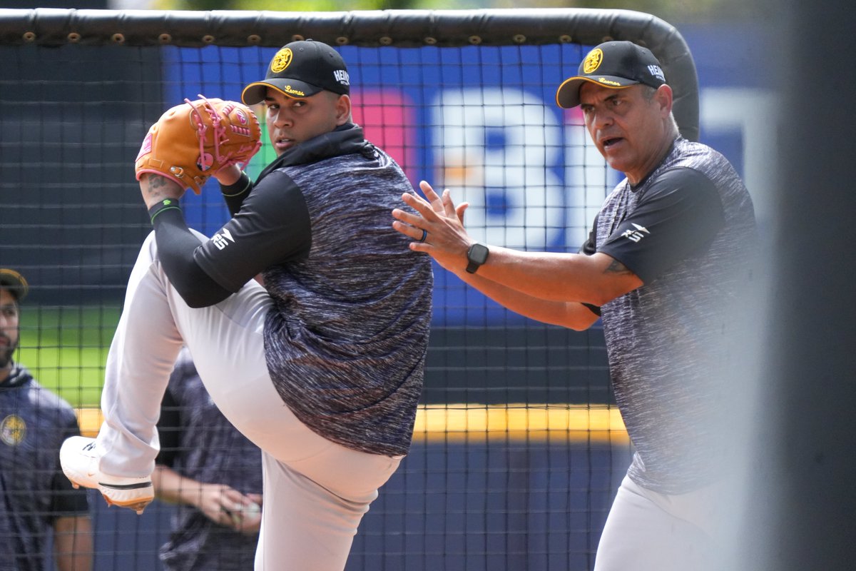 EdicionFinal's tweet photo. #lvbp | Leones del Caracas @leones_cbbc realiza el día de hoy LP en sus prácticas. Wilson Alvarez realiza correcciones en vivo a los pitchers para la temporada que se avecina. 

Fotografías @fernandooduber

#edicionfinal #beisbol #venezuela #leonesdelcaracas https://t.co/8A5jyIZv3q
