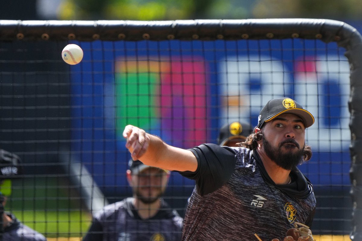 EdicionFinal's tweet photo. #lvbp | Leones del Caracas @leones_cbbc realiza el día de hoy LP en sus prácticas. Wilson Alvarez realiza correcciones en vivo a los pitchers para la temporada que se avecina. 

Fotografías @fernandooduber

#edicionfinal #beisbol #venezuela #leonesdelcaracas https://t.co/8A5jyIZv3q