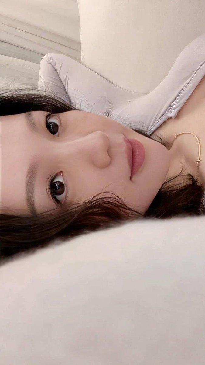 96Tks_'s tweet photo. 一个女人的自爱：爱漂亮、惜睡觉。
爱美，好东西犒劳自己，贵的东西天生有品质感和大气场。享受了好东西，更有动力向前。
人生有一半时间在睡梦中度过，睡觉是最好的养生。
睡眠足则精神足，做事效率才会高。睡眠足则气血足，情绪才会稳定。不要让任何烦心事干扰你的休息时间。
睡吧。宝贝们，晚安。 https://t.co/P0dsA2gr0h