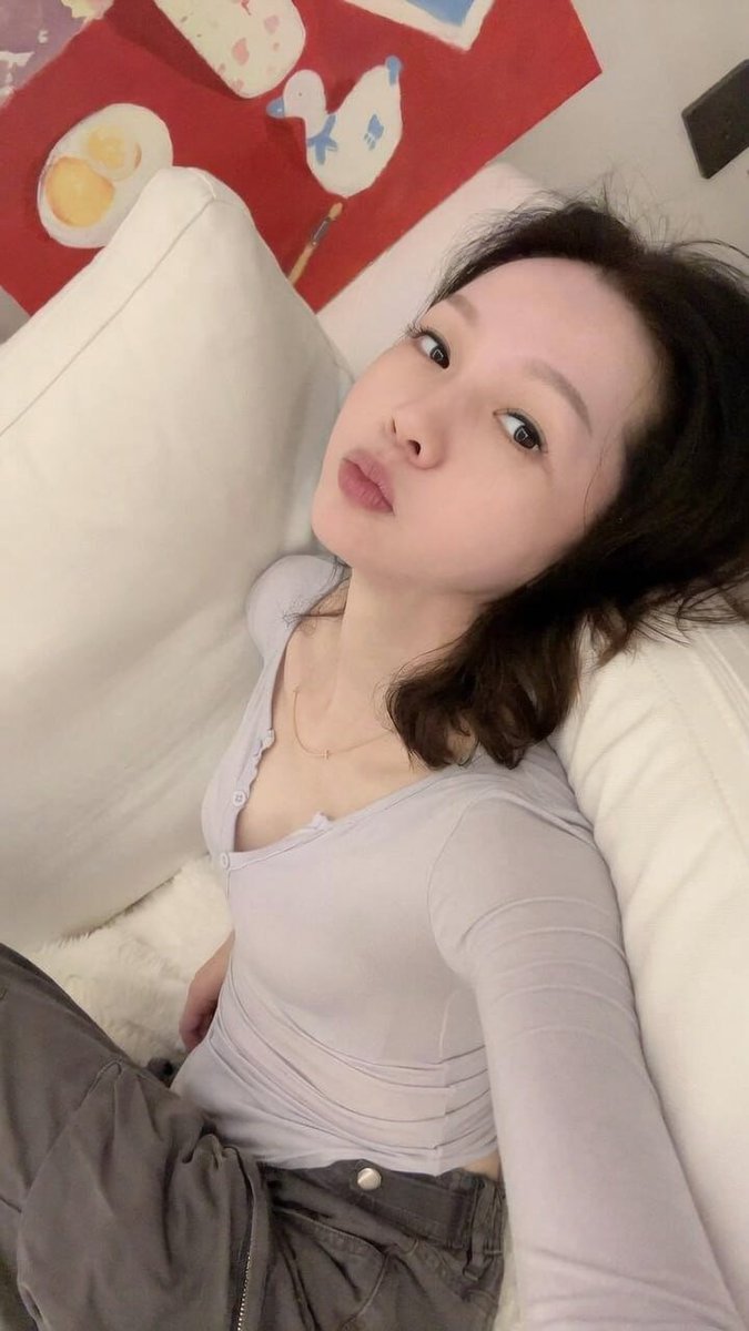 96Tks_'s tweet photo. 一个女人的自爱：爱漂亮、惜睡觉。
爱美，好东西犒劳自己，贵的东西天生有品质感和大气场。享受了好东西，更有动力向前。
人生有一半时间在睡梦中度过，睡觉是最好的养生。
睡眠足则精神足，做事效率才会高。睡眠足则气血足，情绪才会稳定。不要让任何烦心事干扰你的休息时间。
睡吧。宝贝们，晚安。 https://t.co/P0dsA2gr0h