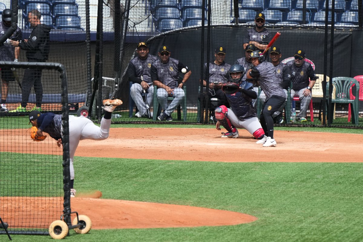 EdicionFinal's tweet photo. #lvbp | Leones del Caracas @leones_cbbc realiza el día de hoy LP en sus prácticas. Wilson Alvarez realiza correcciones en vivo a los pitchers para la temporada que se avecina. 

Fotografías @fernandooduber

#edicionfinal #beisbol #venezuela #leonesdelcaracas https://t.co/8A5jyIZv3q