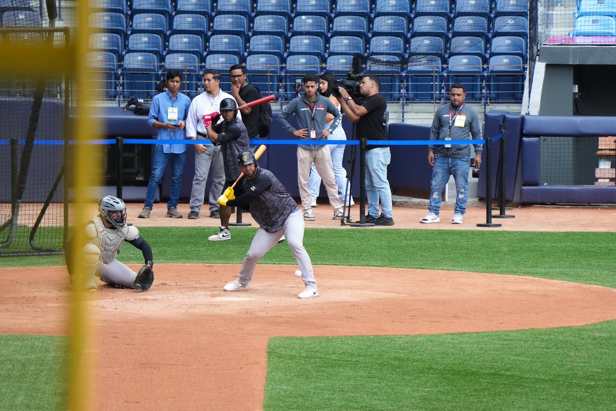 EdicionFinal's tweet photo. #lvbp | Leones del Caracas @leones_cbbc realiza el día de hoy LP en sus prácticas. Wilson Alvarez realiza correcciones en vivo a los pitchers para la temporada que se avecina. 

Fotografías @fernandooduber

#edicionfinal #beisbol #venezuela #leonesdelcaracas https://t.co/8A5jyIZv3q