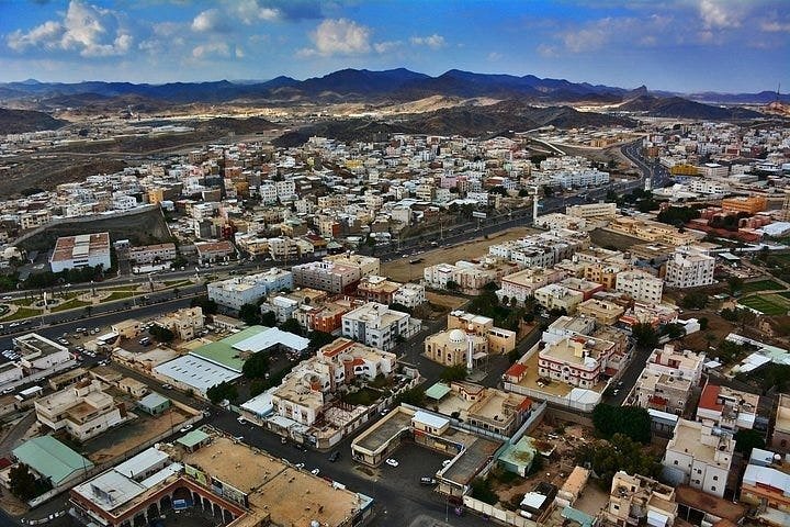 MarioNawfal's tweet photo. 🇸🇦🇾🇪 Saudi Arabia reportedly intercepted 6 BALLISTIC MISSILES that allegedly came from the Houthis.

The strikes targeted the Yanbu port on the Red Sea and the southwestern city of Taif.

The Houthis didn’t immediately claim responsibility.

The Iran-backed group has in recent days been hitting sites in the Kingdom, including Riyadh.

The rebel group has also claimed attacks on Saudi’s oil infrastructure.

The Houthi advance has Saudi Arabia in its sights and oil on its mind.

Source: AP, Reuters / Writer: Marie