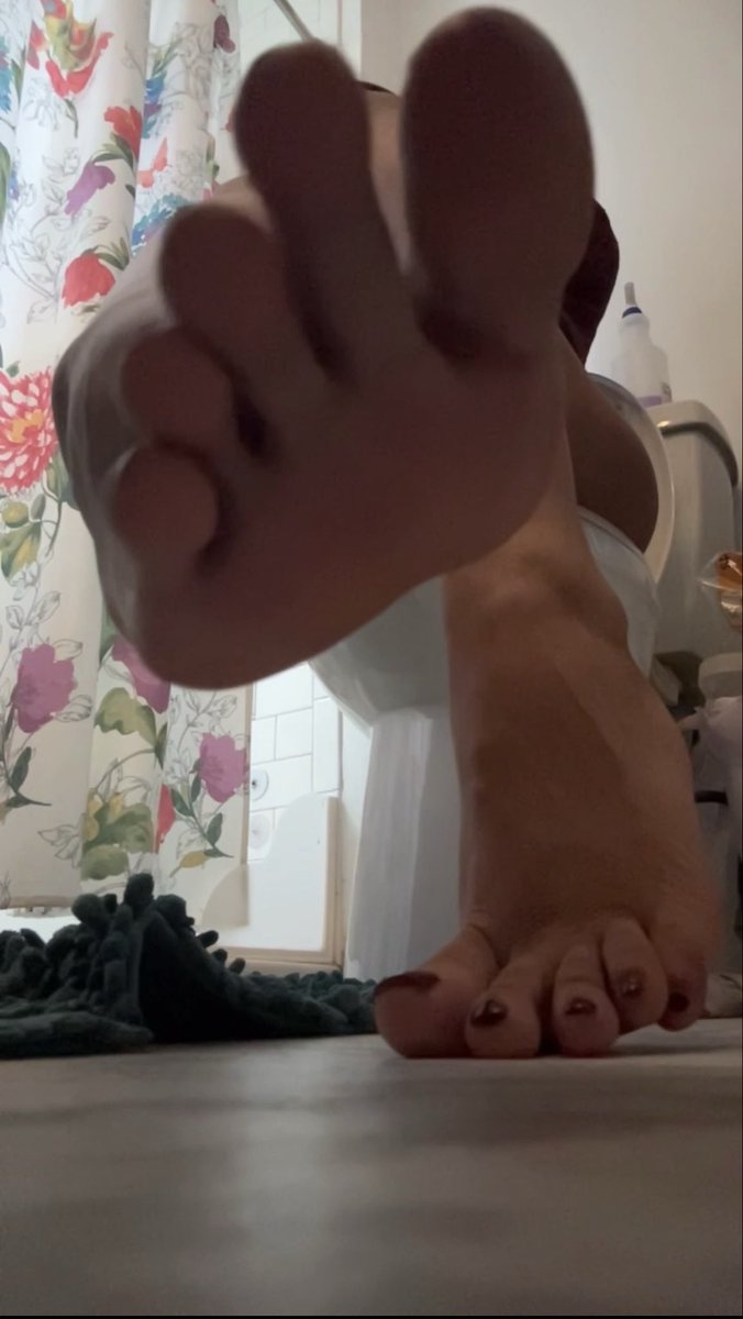kat_teaa's tweet photo. worship my feet. #feetworshi̇p #FOOTSLAVETRAINING #feetِ #feet https://t.co/sUlpzk0gpb