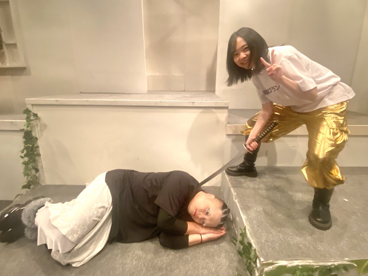 akari_k138420's tweet photo. #すたぁじあ 初日終了！
ご来場頂いた皆さま、本当にありがとうございました✨

 #やっつけたシリーズ はついに最終章！

かずやさんをやっつけた時に剥ぎ取った素材で刀を強化しました！強化した刀でりこちんをやっつけました！

これで全員！！！ https://t.co/k1BcnMhW7I