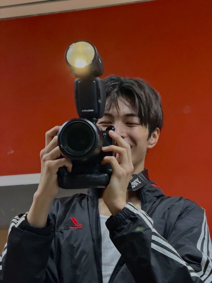 lanaksh's tweet photo. The photographer and his muse. 📸

[#COSD #COERSelcaDay #KEONHO #CORTIS ] https://t.co/A6bwNCELCZ