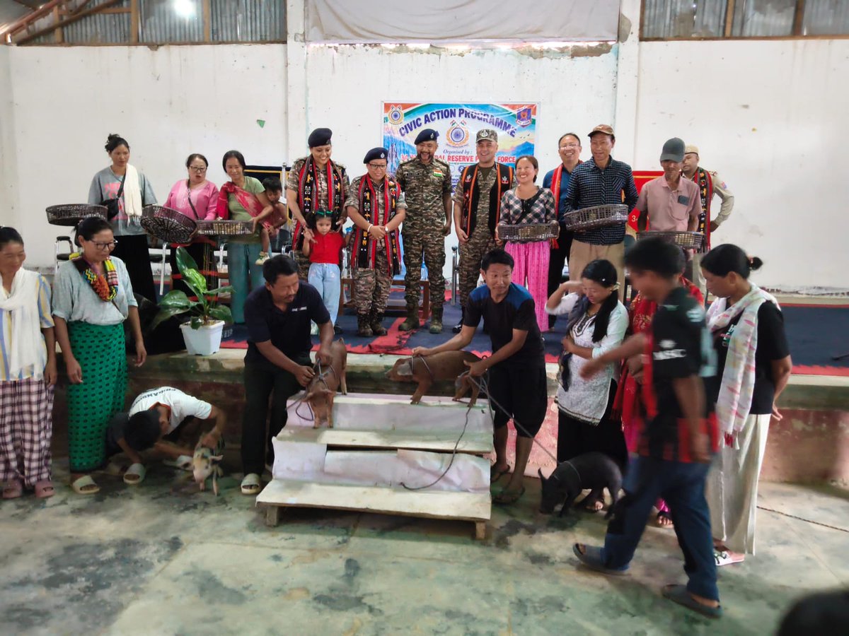 34BnCRPFNagaon's tweet photo. Dett/34 CRPF conducted a Civic Action Programme at E/34 Mangkotchapu & G/34 Leingangching Litan, distributing ducklings, chicks and piglets to villagers to promote self-reliance, livelihood support and community welfare #CRPF #CivicAction #CommunityWelfare #SelfReliance #mnsector https://t.co/SscHhqbdS6