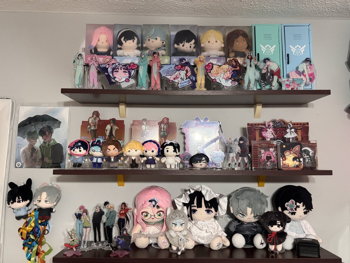 kotenken's tweet photo. Finally finished arranging everything on the shelves above my desk. I need to fix my actual desk and get a binder for the photocards. https://t.co/jTfcFzzuls