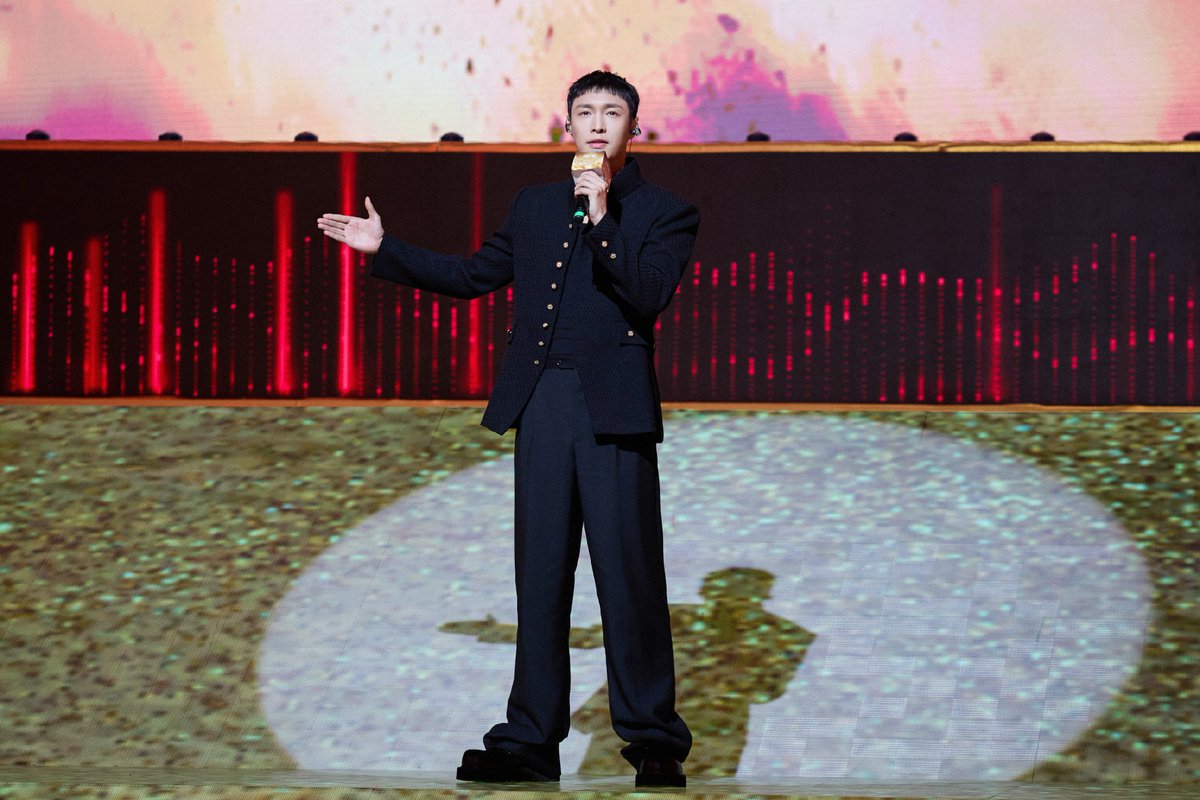 LayZhangBase's tweet photo. 🔔 | 260924 @lay_studio 12p

@layzhang performs the song "Blossom" to honour those who came before us 🎶

#LAY #LayZhang #Yixing #张艺兴 https://t.co/CQNOCAOo8w