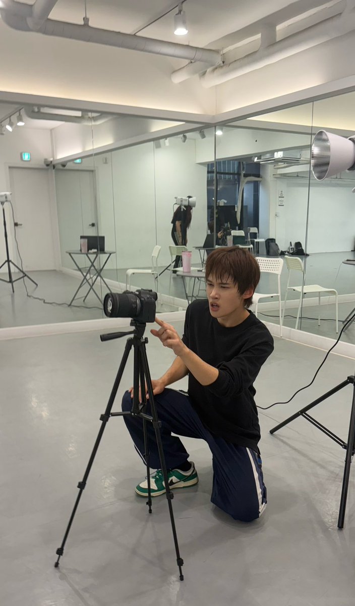 1VERSE_official's tweet photo. “Let’s do it again” x1000 - 🦜

Check out our Loop dance practice vid!
https://t.co/Fz8fThLMUz https://t.co/gkzNmXhOB8