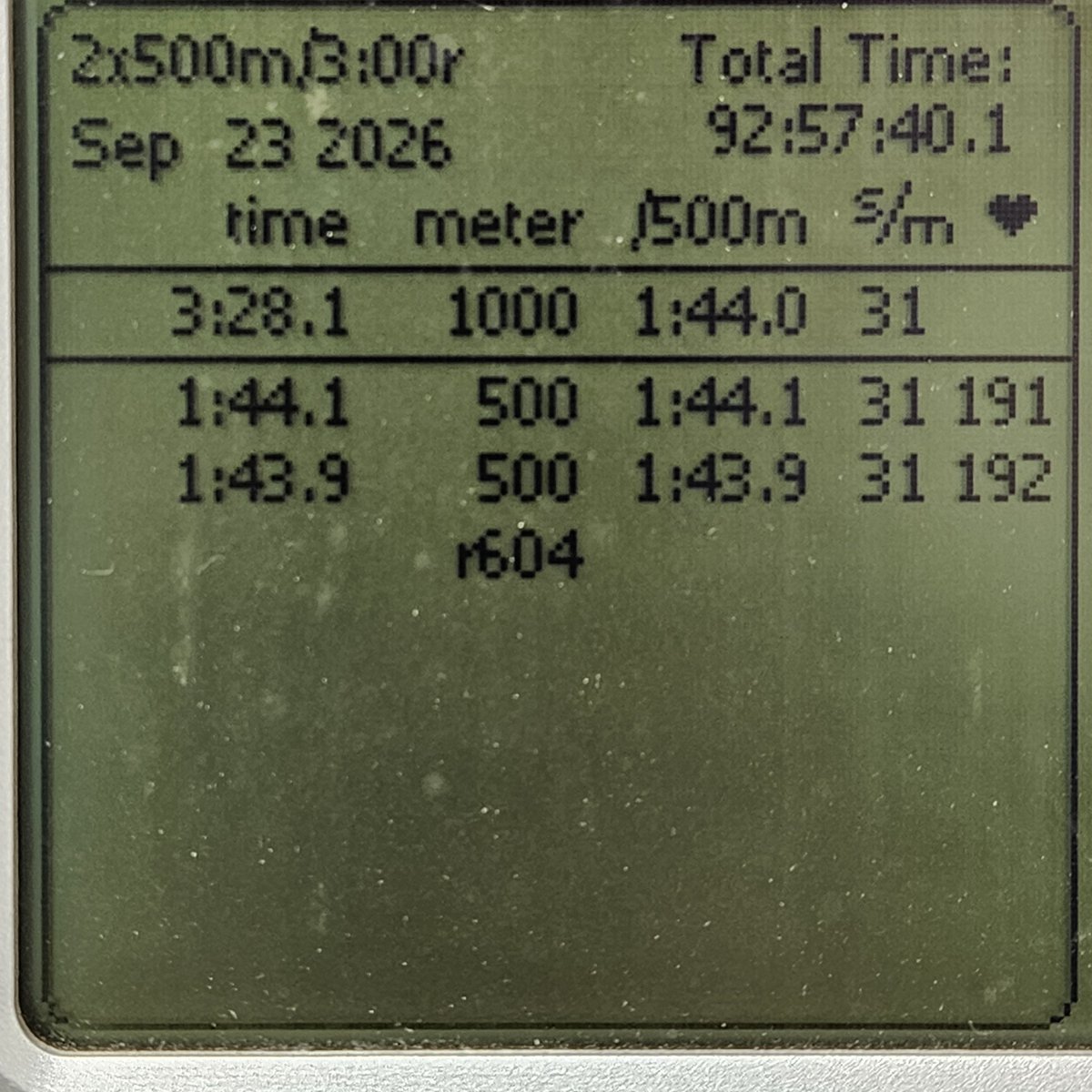 holidaymaker11's tweet photo. 【Ergo Training】
・2,000m UT SR20 DF120 Target 2:00
・500m ×2 r:3min. SR30 DF120 Target 1:45
連休の疲れ？なのか、身体が重かった…
500mも4本ぐらい引きたかったけど、2本でギブアップ。
今週末は全道選手権。
早い動きができるようにしていかないと…(今更？)笑 https://t.co/TRB75wIXmU