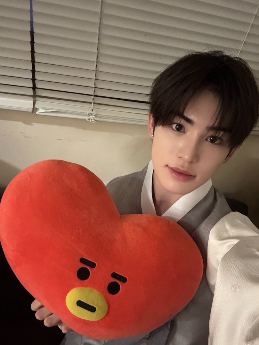 imnotsubscriber's tweet photo. 그냥 저 캐릭터들이 왜같이찍는지영문도모르는표정으로
나온다는점에서 웃긴듯 https://t.co/CpWt8ebxbM
