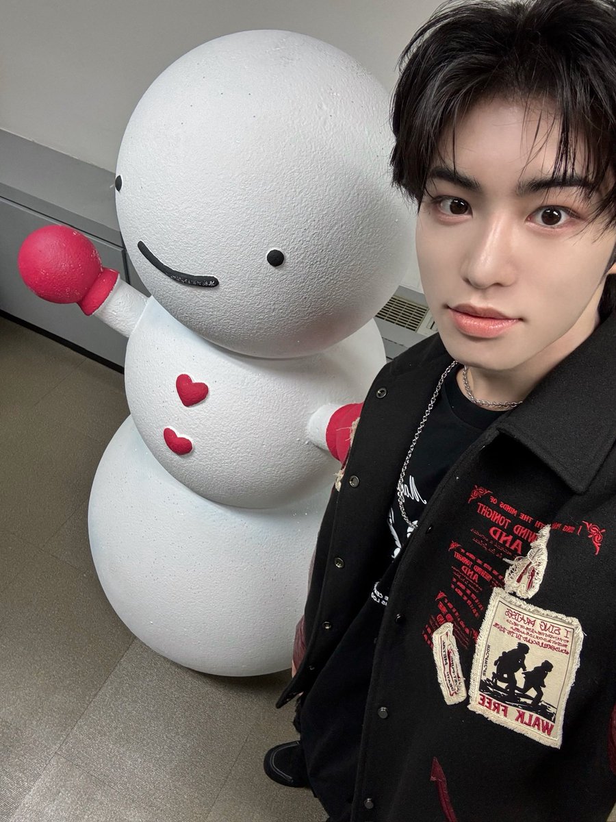 imnotsubscriber's tweet photo. 그냥 저 캐릭터들이 왜같이찍는지영문도모르는표정으로
나온다는점에서 웃긴듯 https://t.co/CpWt8ebxbM