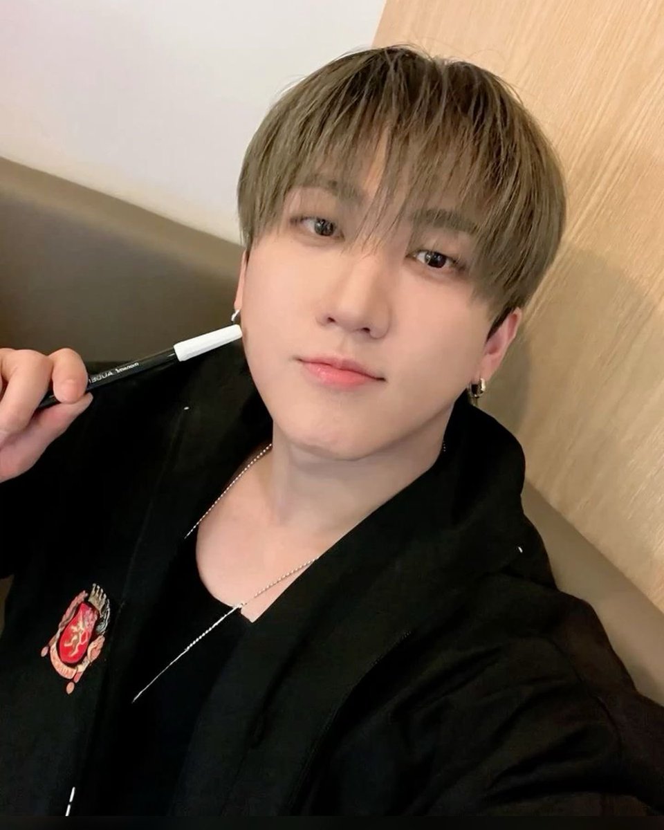 seungpeachs's tweet photo. samos namorados 

#SSD #StaySelcaDay #Changbin #StrayKids @Stray_Kids https://t.co/hf6o9bMSn0