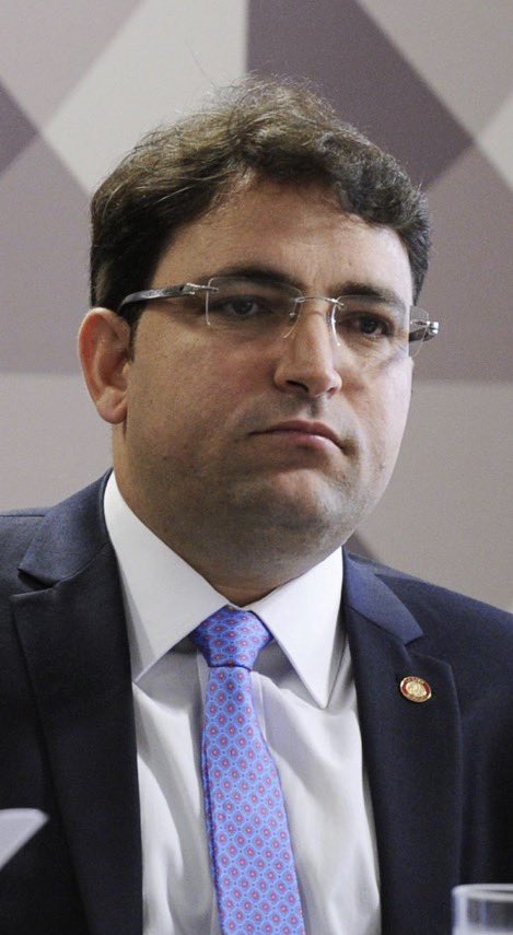 Pri_usabr1's tweet photo. Willer Tomaz rebateu a versão de que o voo de janeiro de 2025, que levou Flávio Bolsonaro e sua família, teria ligação com Daniel Vorcaro.

Segundo o advogado, o voo saiu da própria cota: ele solicitou e custeou o trecho com as horas que tinha na aeronave. Vorcaro, afirma Willer, não pagou, não autorizou e não participou. Flávio e a família eram seus convidados.