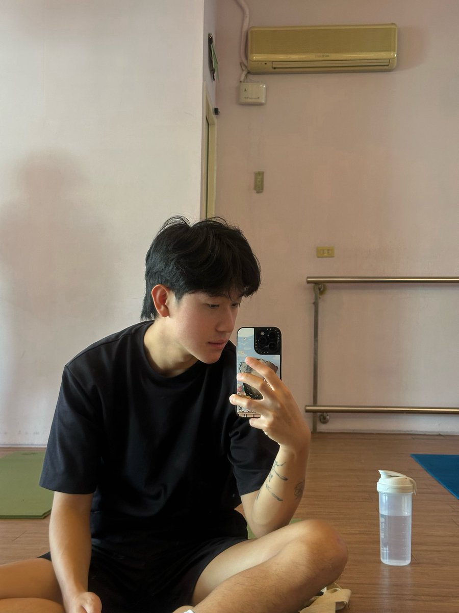 lii3ka's tweet photo. 最近都沒發身材照因為回台灣後一直吃肚子變太大了 https://t.co/cXmgTspFMT