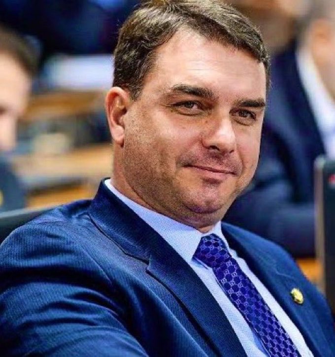 NewsLiberdade's tweet photo. 🚨URGENTE - União Brasil e PP acenam que estão dispostos a apoiar Flávio Bolsonaro no segundo turno caso caso ele garanta que Davi Alcolumbre vá ser presidente do Senado em 2027 https://t.co/537D3tuOsC