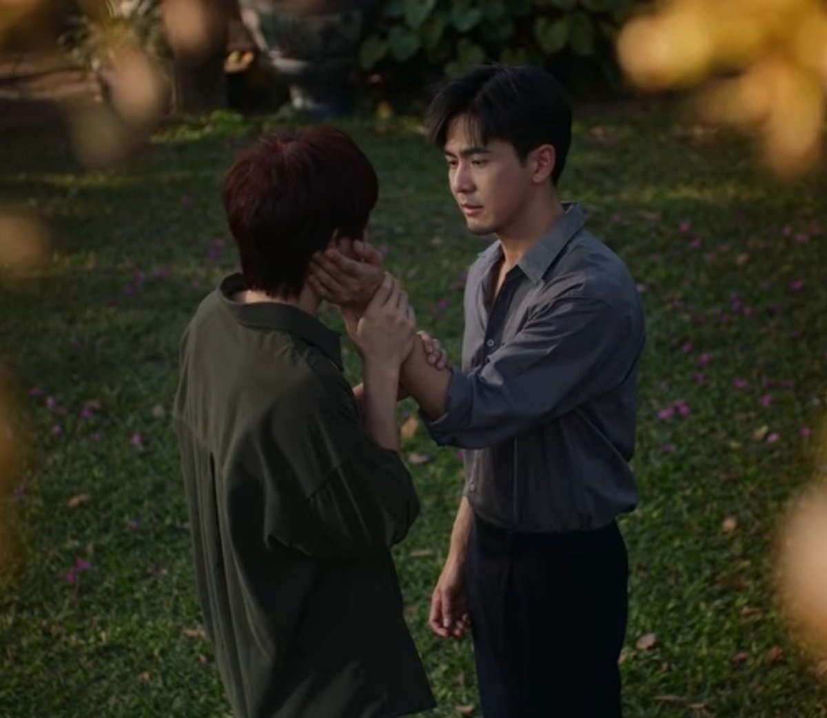 doctorjackal69's tweet photo. ทฤษฎีกาว #Nourtheseries

Secret of jirat คือ “ความจริง” ซึ่งสอดคล้องกับอาชีพของเขาโดยตรง เขาเป็นแพทย์นิติเวชที่ต้องอาศัยหลักฐานทางนิติวิทยาศาสตร์และการสืบสวนเพื่อคืนความจริงและเปิดโปงคนร้าย ขณะเดียวกัน เขาก็ต้องยอมรับความเป็นจริง ไม่ว่าความจริงนั้นจะโหดร้ายแค่ไหน ก็ต้องเผชิญหน้ากับมันให้ได้ เราต้องเรียนรู้ที่จะยอมรับความเป็นจริง อยู่กับปัจจุบัน และไม่ยึดติดอยู่กับอดีต

So เดาว่าต้องเป็นคนที่ฮีรักมากๆเป็นคนร้ายแน่นอน เพราะความจริงที่โหดร้ายสำหรับหมอ ถ้าไม่เกี่ยวกับคนรัก ครอบครัว ก็ต้องเป็นความภาคภูมิใจในตัวเองของหมอ ไม่แน่ว่าเพื่อปกป้องคนรัก หมออาจจะต้องปกปิดความจริงบางอย่างที่มันขัดกับหลักการในใจ หมอที่เคยแต่จะช่วยคน ถ้าวันนึงตัวเองเลือกที่จะต้องช่วยคนที่พรากชีวิตคนอื่นแทนหล่ะ มันคงช็อคน่าดู!! นี่กลัวว่าหมอจะยอมทิ้งโลกใบนี้ไปอีกครั้งพร้อมชิตะนี่ซิ ทำให้แน่ใจว่าน้องกับแม่อยู่ได้ และจากไปพร้อมความรักครั้งที่สองที่เลือกเอง

#toeyphoom