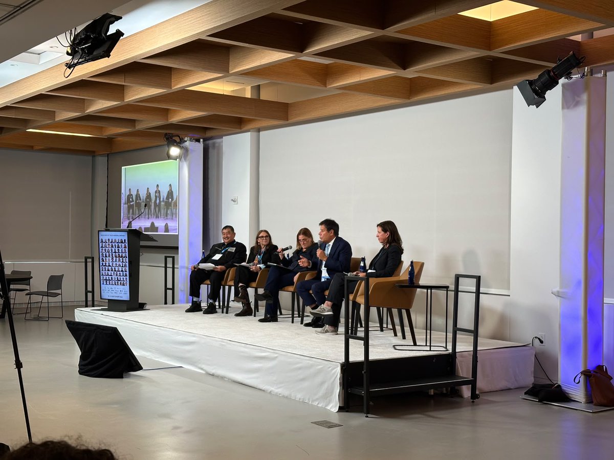 ManesF's tweet photo. En el marco de la Asamblea General de las Naciones Unidas en Nueva York discutimos sobre el futuro del trabajo, la educación, la innovación y la salud cerebral en la era de la inteligencia artificial.

La IA va a transformar muchas de las tareas que hoy hacemos. Pero hay algo menos evidente: cuanto más poderosas sean las máquinas, más importantes serán algunas capacidades profundamente humanas.

1. Pensar críticamente: evaluar información, detectar errores y tomar decisiones, incluso cuando una máquina responde con total seguridad.

2. Crear y hacernos buenas preguntas: la curiosidad y la creatividad para imaginar alternativas y plantear los problemas que realmente vale la pena resolver.

3. Conectar con otros: empatía, comunicación, liderazgo, cooperación y capacidad de construir confianza.

4. Adaptarnos: flexibilidad, resiliencia y capacidad de aprender durante toda la vida, incluido aprender a usar bien la IA.

No se trata de inteligencia artificial versus inteligencia humana. El desafío es usar la IA para potenciar nuestras capacidades, y no para delegar en ella aquellas que necesitamos seguir ejercitando.

Si estas capacidades van a definir el futuro de la educación, del trabajo y de la prosperidad de nuestras sociedades, invertir en salud cerebral, educación y ciencia es también invertir en desarrollo económico.

La próxima revolución no será solo tecnológica. También tendrá que ser humana.