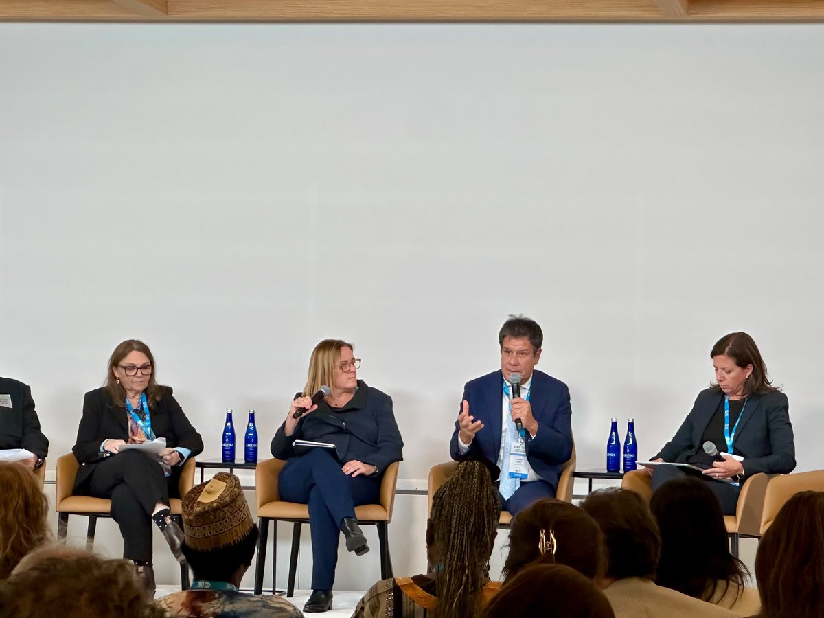 ManesF's tweet photo. En el marco de la Asamblea General de las Naciones Unidas en Nueva York discutimos sobre el futuro del trabajo, la educación, la innovación y la salud cerebral en la era de la inteligencia artificial.

La IA va a transformar muchas de las tareas que hoy hacemos. Pero hay algo menos evidente: cuanto más poderosas sean las máquinas, más importantes serán algunas capacidades profundamente humanas.

1. Pensar críticamente: evaluar información, detectar errores y tomar decisiones, incluso cuando una máquina responde con total seguridad.

2. Crear y hacernos buenas preguntas: la curiosidad y la creatividad para imaginar alternativas y plantear los problemas que realmente vale la pena resolver.

3. Conectar con otros: empatía, comunicación, liderazgo, cooperación y capacidad de construir confianza.

4. Adaptarnos: flexibilidad, resiliencia y capacidad de aprender durante toda la vida, incluido aprender a usar bien la IA.

No se trata de inteligencia artificial versus inteligencia humana. El desafío es usar la IA para potenciar nuestras capacidades, y no para delegar en ella aquellas que necesitamos seguir ejercitando.

Si estas capacidades van a definir el futuro de la educación, del trabajo y de la prosperidad de nuestras sociedades, invertir en salud cerebral, educación y ciencia es también invertir en desarrollo económico.

La próxima revolución no será solo tecnológica. También tendrá que ser humana.