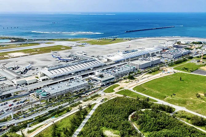 Ponamu1211's tweet photo. 那覇空港

2020年に第二滑走も完成し🛫
1日平均の離発着数は約450回で国内５位✨

それにしても
かなり巨大化した⁉️😆😆 https://t.co/4Almmv5hT8