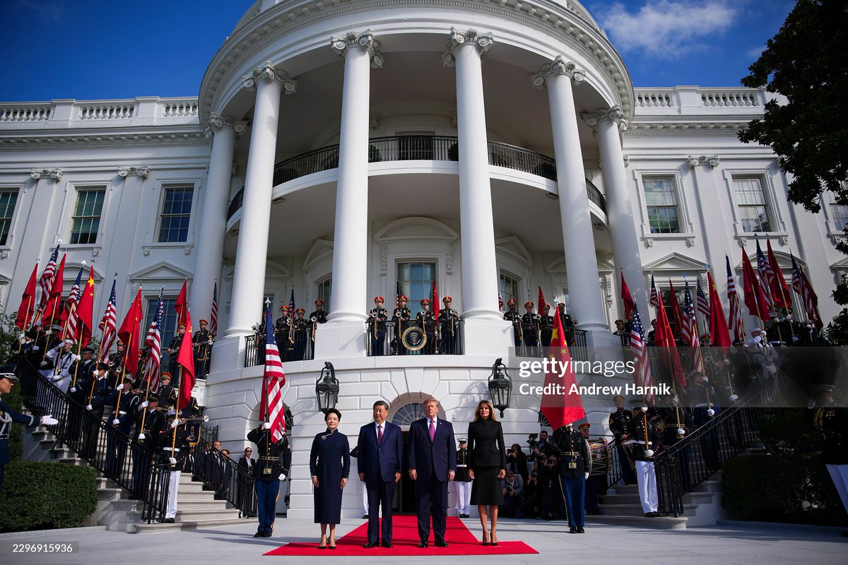 GettyImagesNews's tweet photo. U.S. President Donald Trump and first lady Melania Trump welcome President of China Xi Jinping and first lady Peng Liyuan to the White House.
📸: @andyharnik, @somogettynews https://t.co/EwxhGvo14R