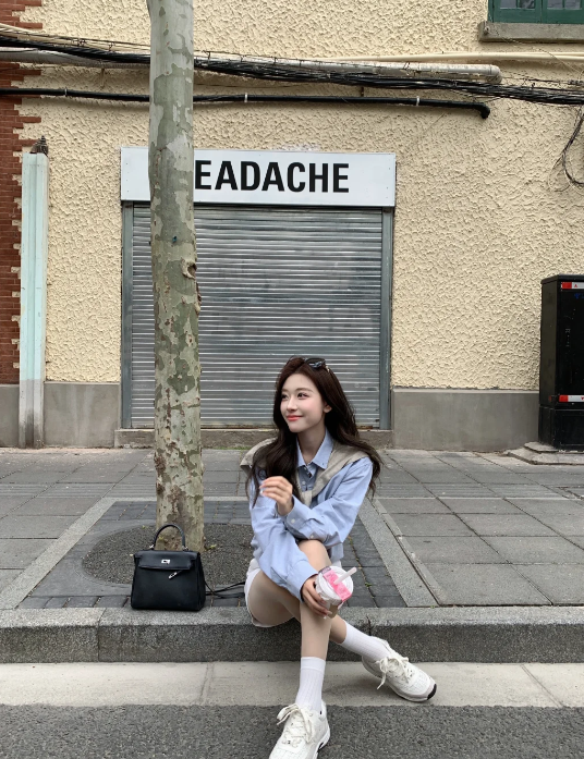 EmoryBretobe's tweet photo. 我的充电线外皮破了一块， #上海 #萝莉 用着还挺好 #日常 https://t.co/YffS1yctCl