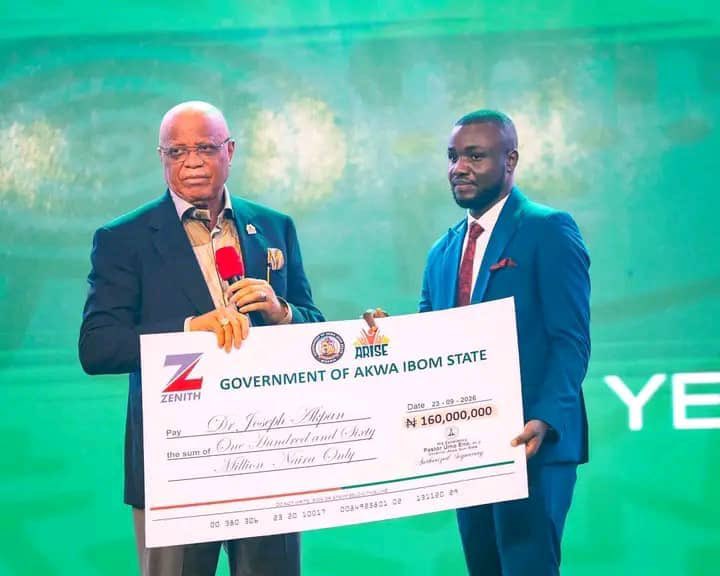 dimarokoji_'s tweet photo. Having Distinction is not scam 
Pastor Umo Eno awards Dr Joseph Akpan(MBBS, Uyo) Best graduating MBBS students from University of Uyo 160M worth of scholarship. https://t.co/0baDAQvoCd