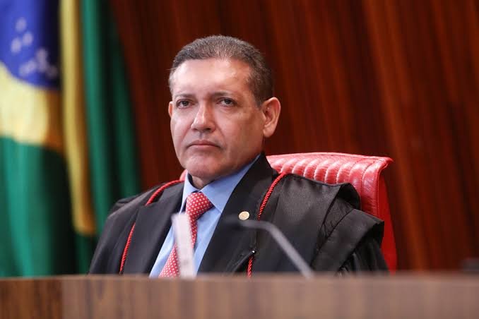MichelcSales's tweet photo. "Basta apenas uma CANETADA que, desta vez, seria JUSTA, para começar a desmontar a MAIOR FARSA da história deste país.

Liberte BOLSONARO, @nunesmarquesk. Faça o que é CORRETO. https://t.co/GIqxTcxM1u