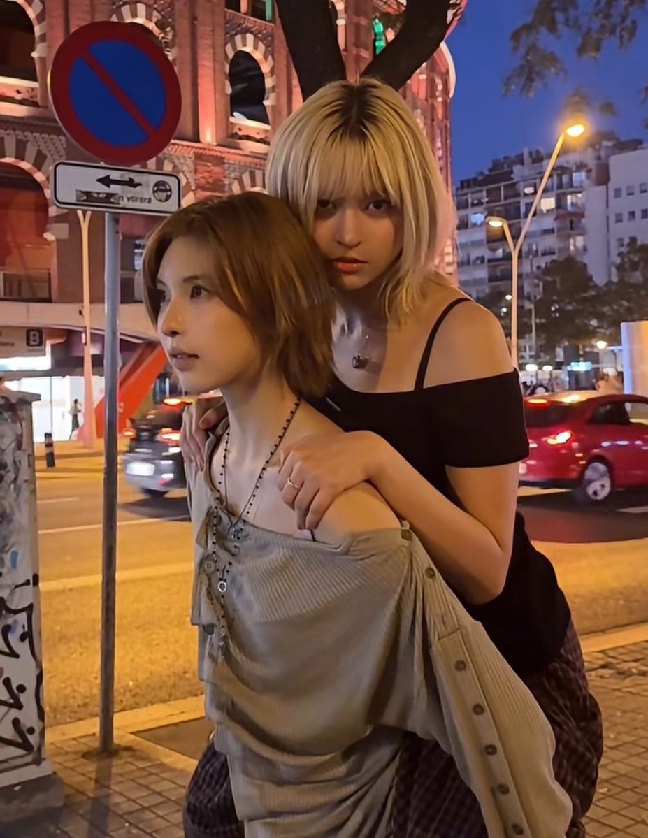 mxx1317's tweet photo. they were giving twilight for some reason 🤭🩷🎀 https://t.co/xV2uyIlDhq