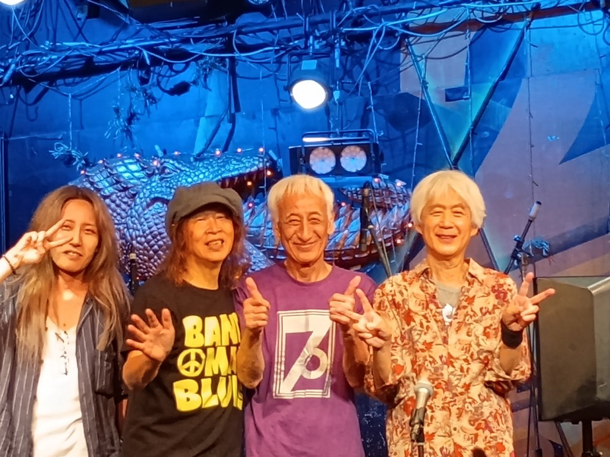 yoonyan222's tweet photo. 🐊へ向かう道で見覚えのある方が歩いてくる
ヤバイすれ違ってしまう！と信号待ち的に立ち止まると
手前で腰を下ろしガラケーでメール打ってた😂
その後やはりご挨拶
「ちょっとコレ」と飲む仕草
「あまり飲み過ぎないようにね」と見送る

GSの日じゃないのになぜ頑張った？😆
NOIZ聴けて泣きそうでした https://t.co/n1CiE4AiGf