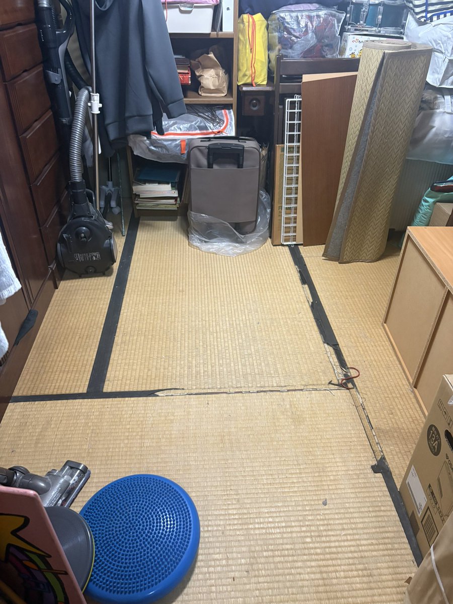 mado32cca's tweet photo. 実家の大大大片付け、
シルバーウィークの３日間、
せいこーずと、甥っ子しおちゃんの3人で
とにかく捨てまくり、最終96袋のゴミ捨てた。。
これ、自分のものが一切なくて
家のものとかオカンのものだけなのが恐ろしい……😰
そして、まだまだ片付けは続く。。。 https://t.co/8EjA07vC6l
