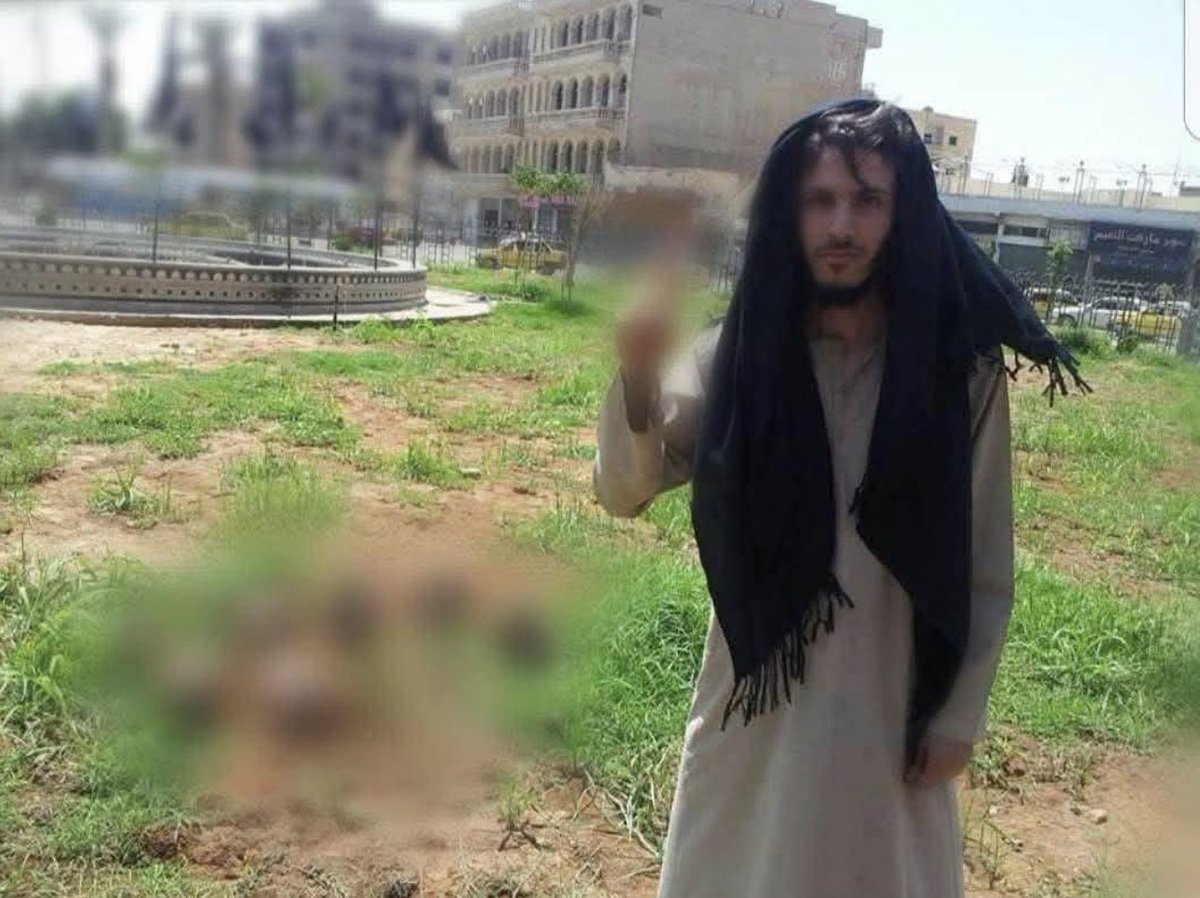 mahersharafeddi's tweet photo. اعترف بصحة صورته مع 7 رؤوس مقـ طوعة!!!
تعيين الإrهابي الد11شي محمد صبحي الناشف مديراً للإعلام الرقمي في محافظة الرقة!!
خبرة هذا المـ ج ـرم تنحصر في عمله مسؤولاً في "وكالة أعماق" الناطقة باسم التنظيم!!
فتخيّل يا رعاكَ الله!! https://t.co/umD3TLSfZP