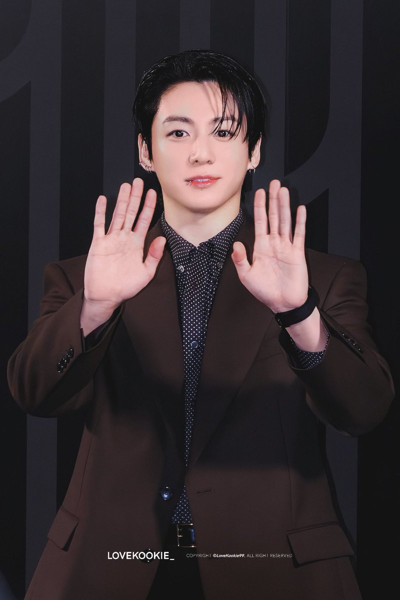 mnjeonjungkook's tweet photo. 260924 HUBLOT HQ

#JUNGKOOKxHUBLOT
#HUBLOT #ウブロ 
#정국 #JUNGKOOK #방탄소년단 #BTS https://t.co/Deehr2JVGt