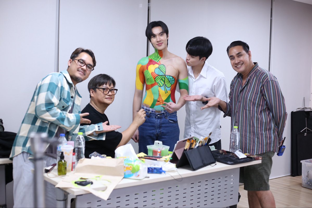 YokeeApirak's tweet photo. ขอขอบคุณครูอ่อง
เมคอัพอาร์ททิสแถวหน้าของไทย และครูสอนแต่งหน้าให้ ภาควิชาศิลปะการละคร อักษร จุฬา ที่กรุณามารับเชิญและเนรมิตลายบอดี้เพนท์สวยๆ ให้เราด้วยนะครับ

UNLUCKYBAE EPISODE8

#UnluckyBaeEP8 https://t.co/F4kTzMexGa