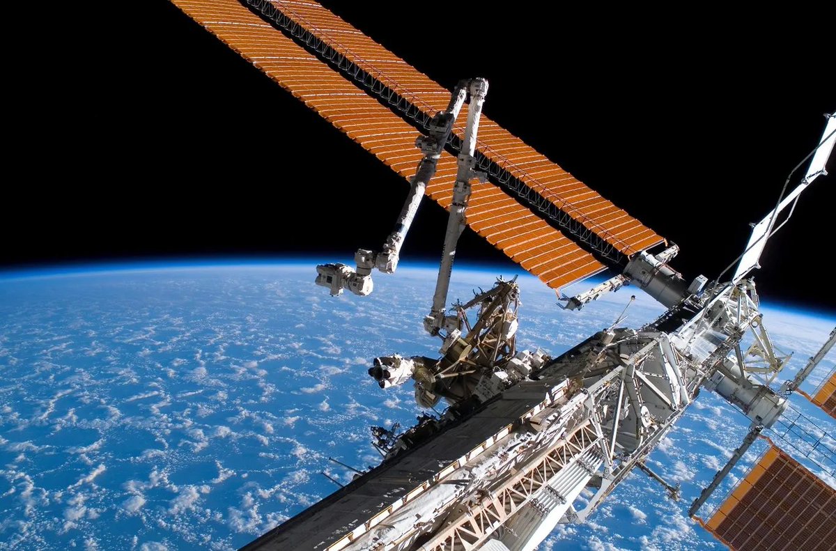 FinanzasDarin's tweet photo. 🛰️ El prototipo se ha desarrollado junto a Planet Labs y servirá para ver cómo aguantan los chips la radiación, el estrés del lanzamiento y las condiciones térmicas del espacio. Si sale bien, la idea es desplegar constelaciones de satélites en órbita baja, donde la exposición casi constante al sol podría dar hasta ocho veces más energía que los paneles en tierra.

🌍 El trasfondo es que los grandes de la nube se están topando con falta de terrenos, permisos y capacidad de red eléctrica. SpaceX ya trabaja en su Gigasat Factory en Texas, pensada para producir satélites con IA en masa a partir de finales de 2027.

🧪 En tierra, Google ya sometió los chips a vibraciones extremas y a bombardeo de protones, y resistirían más radiación de la que exige un ciclo de cinco años en órbita. Aun así, los propios ingenieros admiten que la prueba definitiva es el vuelo real. El otro gran reto es el calor, porque en el vacío no hay aire y solo se enfría con tuberías de calor y radiación. Esta misión probará un sistema térmico nuevo, y en 2027 llegará una segunda prueba con varios satélites conectados entre sí.