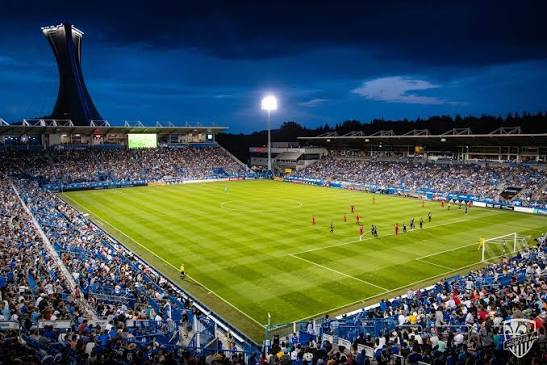 JeremyFilosa's tweet photo. L'an 2027 sera particulier pour le soccer professionnel à Montréal. Nous serons dans une période de transition au niveau des infrastructures.

Étant donné que le Stade olympique ne sera pas encore prêt, la @MLS va configurer un calendrier spécial pour le @cfmontreal qui sera forcé de continuer à jouer au Stade Saputo.

L'équipe y évoluera en avril, lors du calendrier sprint, puis en mai, s'ils accèdent aux séries.

Potentiellement, l'Impact pourrait ne pas occuper le stade en mai, juin, et pour une bonne partie de juillet.

La première saison hivernale de la @MLS débutera à la mi/fin juillet.

Il faut s'attendre à plusieurs rendez-vous au Stade Saputo pour le CF entre la mi-juillet et la mi-novembre. Puis une longue traversée du désert sur les terrains adverses durant l'hiver.

Entre temps, il n'est pas impossible que les @rosesmtlfc commencent à utiliser le Stade Saputo un peu plus souvent dès 2027. Probablement durant la période où l'Impact sera en pause.

Reste à voir si le @fcsupraquebec commencera aussi à tranquillement prendre cette direction dès 2027. Ce serait logique.

Un nouveau turf sera installé au Stade Boréale à Laval pour le début de la prochaine saison. Il était temps.

Il n'est pas clair pour l'instant si le CF continuera de jouer des matchs au Stade Saputo occasionnellement durant l'été, lorsque le Stade olympique ouvrira pour de bon.

Aussi, il n'est pas encore clair si les Saputo continueront d'opérer eux-mêmes le Stade Saputo, lorsqu'ils déménageront en permanence au Stade olympique. 

Les discussions se poursuivent avec le @parcolympique dans le but de signer un bail à long terme entre les deux clans.