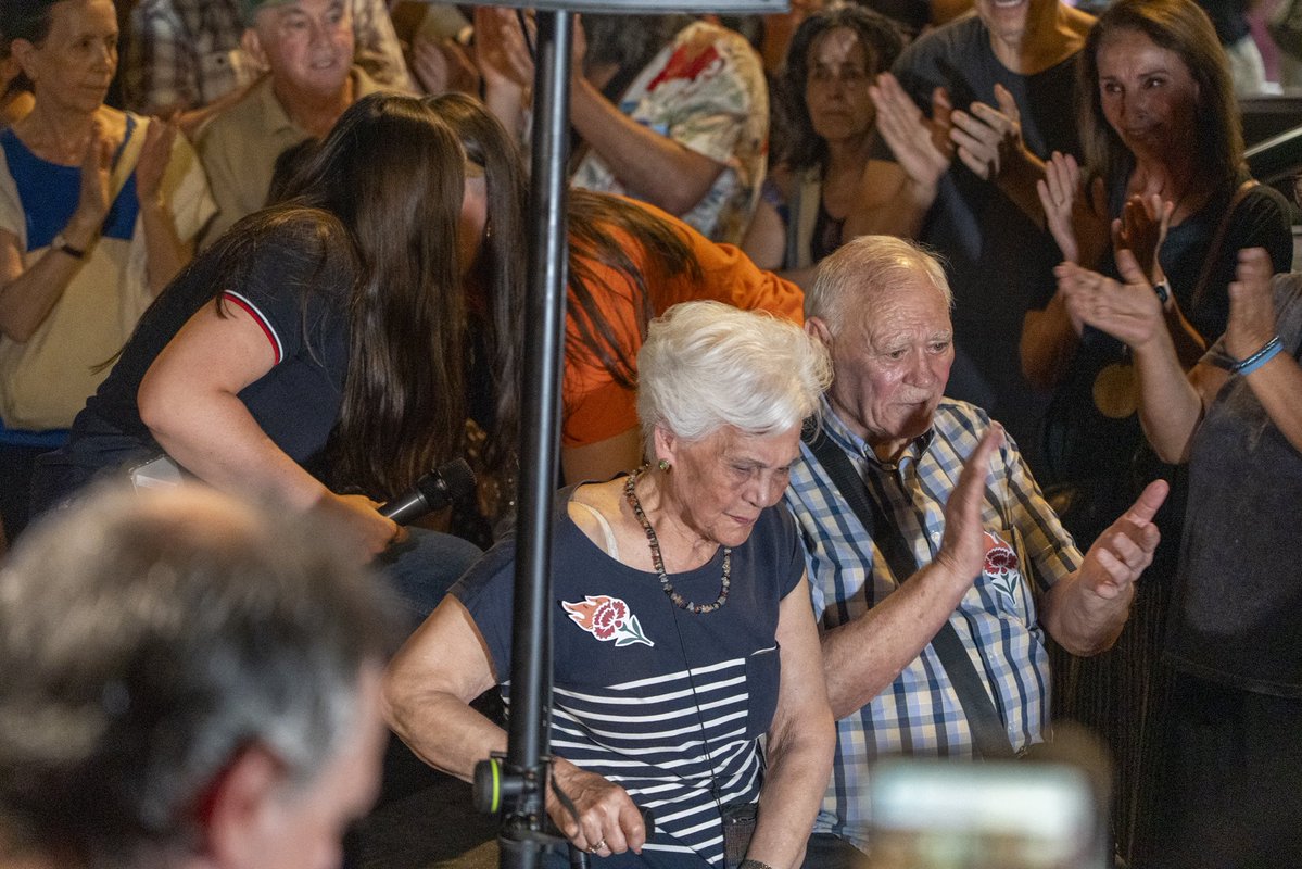 crehpo_'s tweet photo. Lo que no sabe OkDiario, es que Paquita es una señora mayor en riesgo de desahucio que se acercó al acto en solidaridad con Maricarmen.

No les interesa que hayan desahuciado a una persona de 87 años de su casa.
Ni siquiera se toman la molestia en informarse ellos mismos primero. https://t.co/q4QsPQQx0l