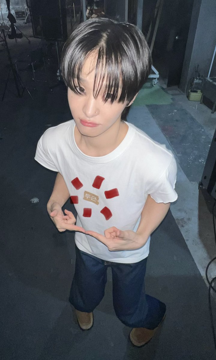 dosukhoon's tweet photo. jihoon anime girl knees oh my babygirl https://t.co/8rVfMB19Ia