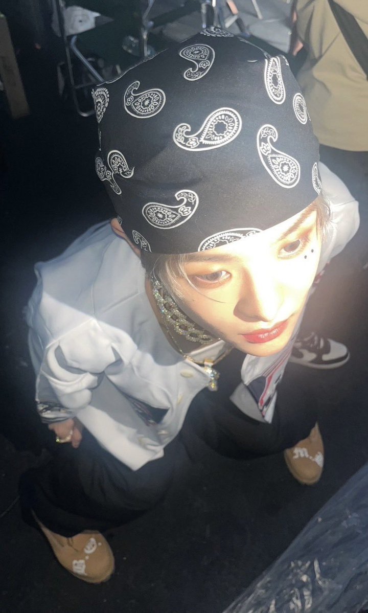 dosukhoon's tweet photo. jihoon anime girl knees oh my babygirl https://t.co/8rVfMB19Ia