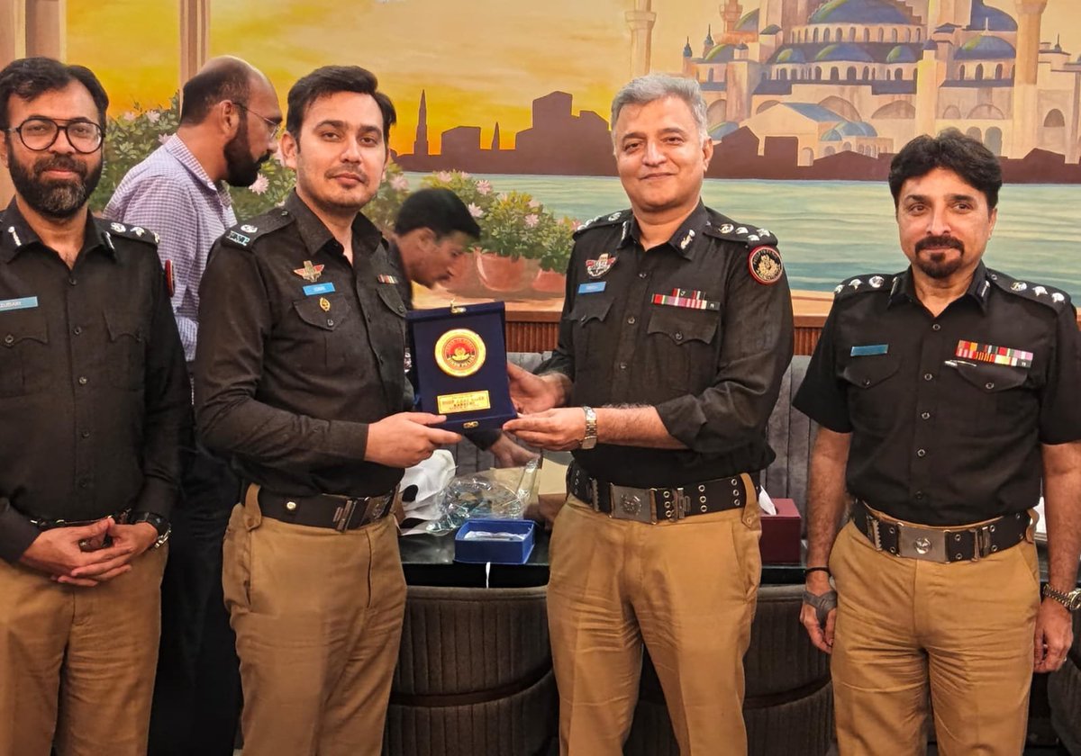 KarachiPolice_'s tweet photo. ڈی آئی جی ایسٹ زون ڈاکٹر فرخ علی کی جانب سے ٹرانسفر ہونے والے افسران عثمان سدوزئی اور اے ایس پی محمد آشر کے اعزاز میں الوداعی ظہرانہ۔ افسران کی خدمات کو سراہتے ہوئے تعریفی شیلڈز اور گلدستے پیش کیے گئے۔

#KarachiPolice #EastZone #PoliceService https://t.co/27YQwKcJ3r