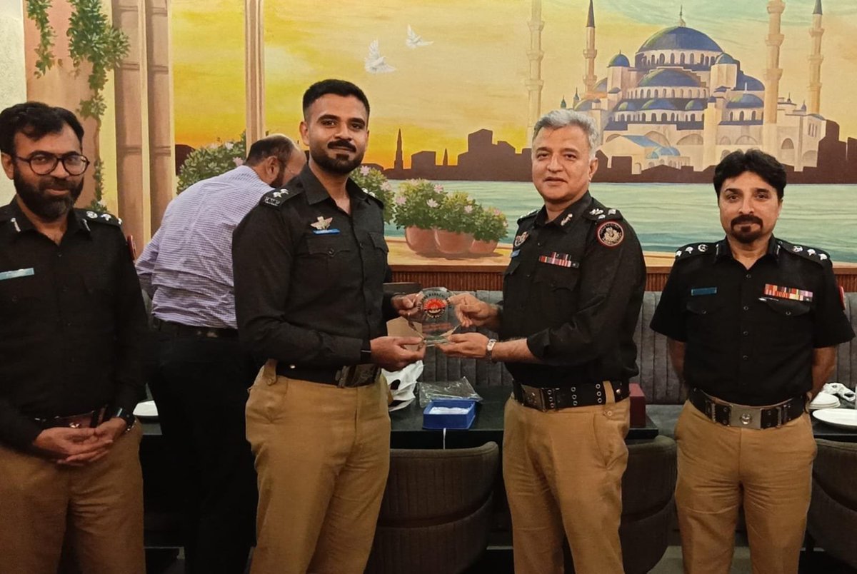 KarachiPolice_'s tweet photo. ڈی آئی جی ایسٹ زون ڈاکٹر فرخ علی کی جانب سے ٹرانسفر ہونے والے افسران عثمان سدوزئی اور اے ایس پی محمد آشر کے اعزاز میں الوداعی ظہرانہ۔ افسران کی خدمات کو سراہتے ہوئے تعریفی شیلڈز اور گلدستے پیش کیے گئے۔

#KarachiPolice #EastZone #PoliceService https://t.co/27YQwKcJ3r