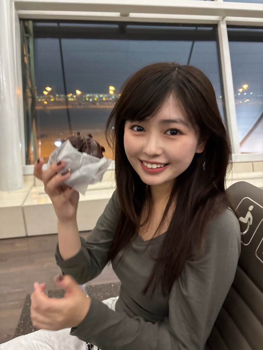 kimokimokimo00's tweet photo. 食べ物を頬張る姿も可愛いって最強なの https://t.co/pqjwBOtjFB